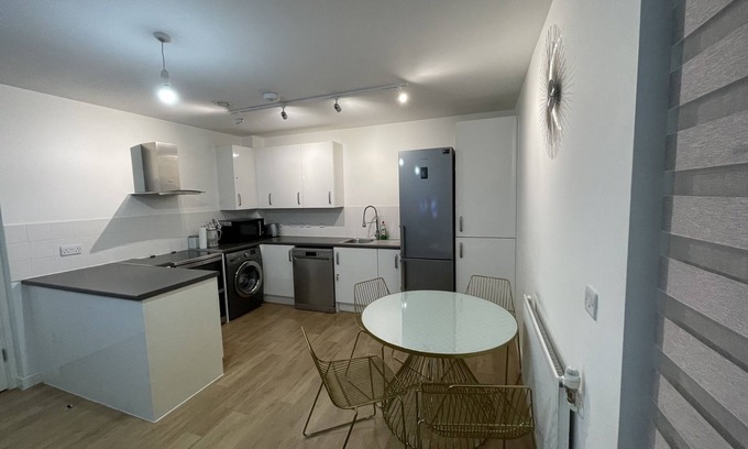 Stroud Green Apartment | Spacious 2 Bedroom Modern Flat, Parking and Private Balcony 2mins from Station