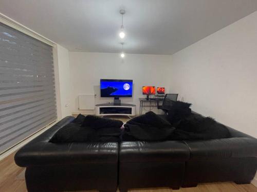 Tollington Apartment | Spacious 2 Bedroom Modern Flat & Parking