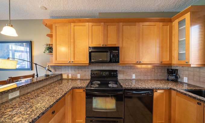 Sooke Cottage | Spacious 2 Bedroom Townhome, Sooke