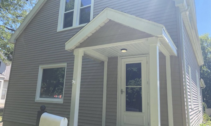 Bloomington House | Spacious 2 Bedroom 1.5 Bath Home With Office.