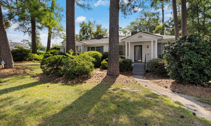 Forest Acres House | Spacious 2 Bedroom walking distance to shopping and Dining.