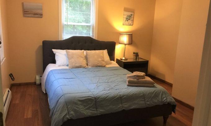 Niantic House | Spacious 2 Bedrooms, 1.5 Bath. Laundry, Sleeps up to 8, Walk to beach