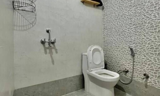 Bullawala Apartment | Spacious 2 BHK Pvt Parking, WiFi, Couch, Kitchen