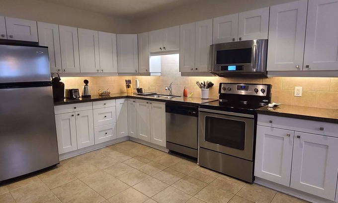 Richmond Hill House | Spacious 2 BR, 3 Beds, Sleeps 6, Kitchen, Laundry