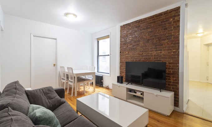 Upper East Side Apartment | Spacious 2 BR on Upper East Side