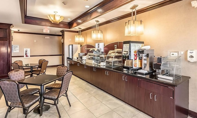 Mineral Wells Hotel | Spacious 2 King Beds Room w/Free Parking + Breakfast! Near Clark Gardens