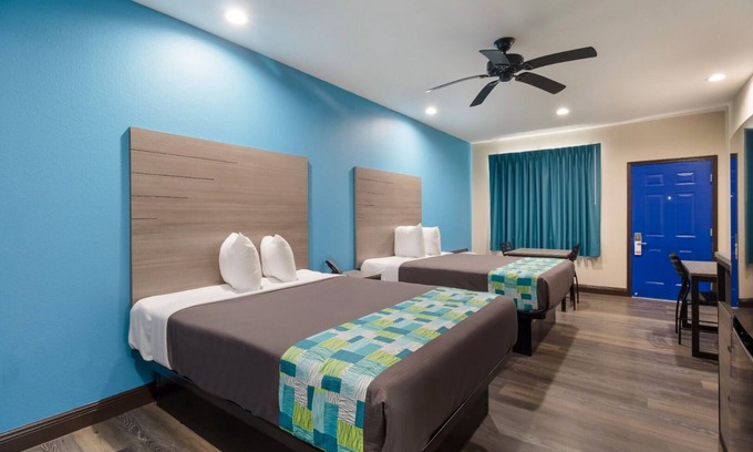Hitchcock House | Spacious 2 Queen Non-Smoking, Scottish Inns, Free Parking, Near Galveston Beach