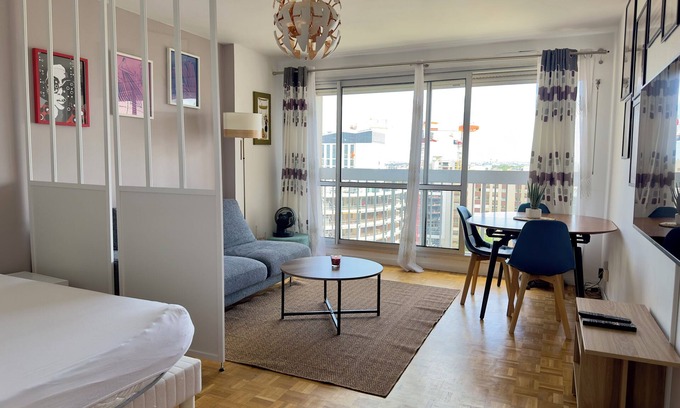 Puteaux Apartment | Spacious 2-room apartment with parking in Paris La Défense overlooking the Eiffel Tower