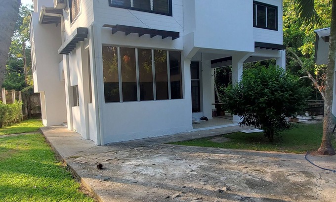 Omoa House | Spacious 2-story house with large green areas, swimming pool and close to the beach.