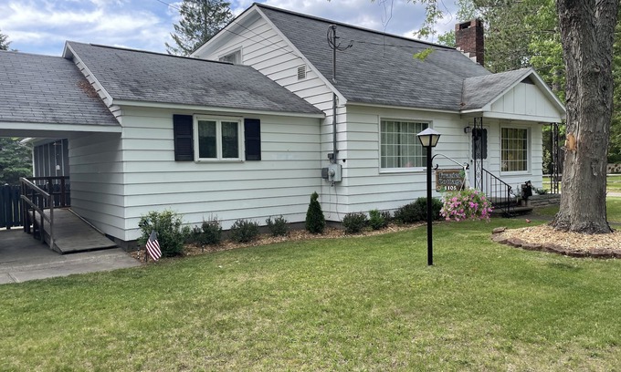 Roscommon House | Spacious 2200 Sq Ft- 3 bedroom/3 bathroom house in downtown Roscommon