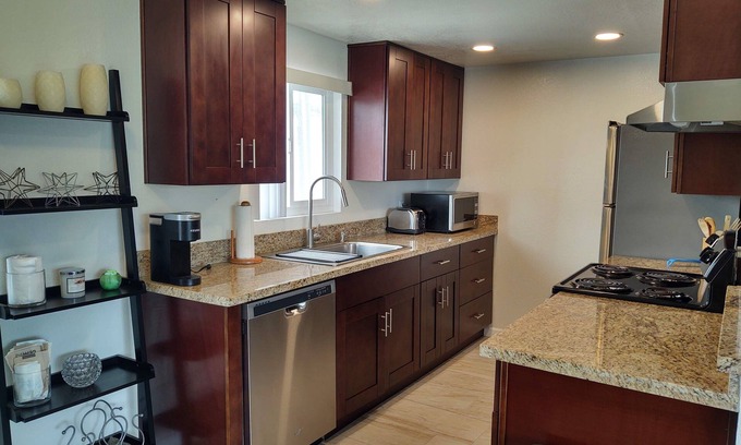Pacific Beach Apartment | Spacious 2bd 2ba Beach Apt, near restaurants, entertainment & shopping.