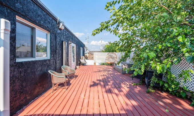 West Bristol House | Spacious 2bed room w/private deck sleep 6 & infant and toddler friendly!