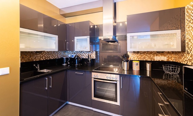 Limpertsberg Apartment | Spacious 2BR Apt w Terrace Pkg Near DT