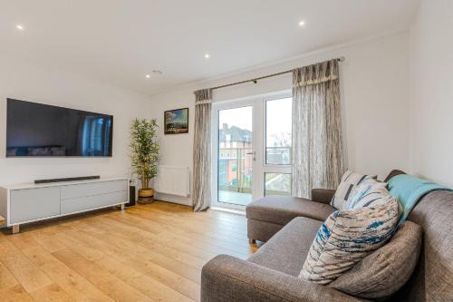 Camberwell Green Apartment | Spacious 2BR Apt with Balcony in Camberwell