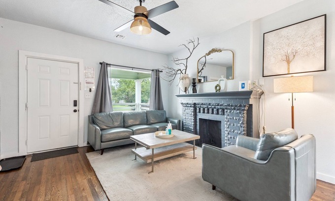 Central Oklahoma City House | Spacious 2BR Bungalow | $2000 monthly | Full Kitchen + Laundry #09