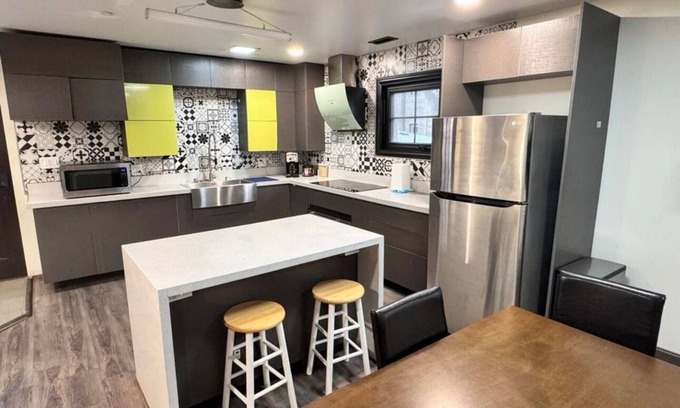 Evanston Apartment | Spacious 2BR Family-Friendly Stay, 4 Queen Beds + 2 Baths, Parking & Laundry.