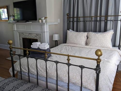 Durham Apartment | Spacious 2br In Grand Old Home, Downtown Durham