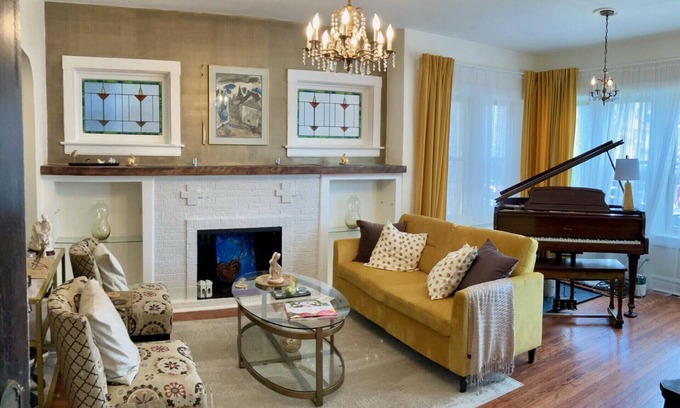 Rogers Park Apartment | Spacious 2BR, this hidden gem combines vintage allure with urban flair!
