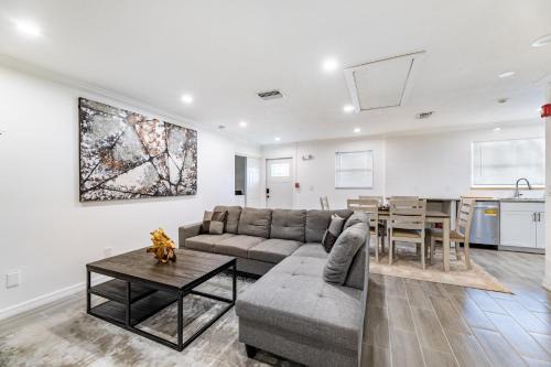 Stuart Apartment | Spacious 2BR Townhouse Near The Beach with Parking