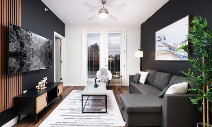 Southtown Apartment | Spacious 2BR w/Gym, Parking Near Rvrwalk & Dome