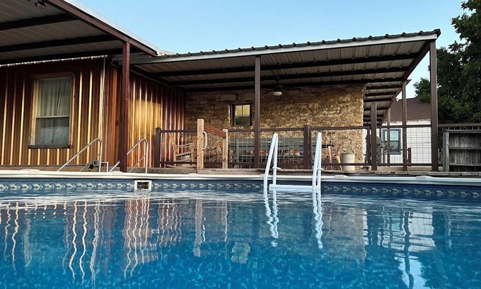 Gatesville House | Spacious 3/2 - Historic Charm & Modern Comfort with pool, porch, cook's kitchen