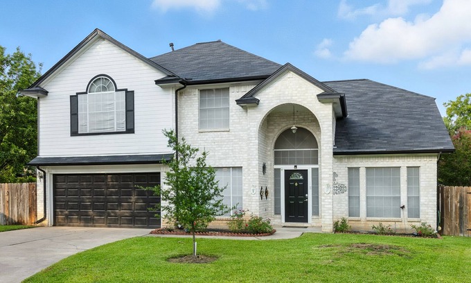 Saxony House | Spacious 3/21/2 house 24 min drive to Austin downtown