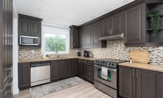 Laval Apartment | Spacious 3 BDRM Duplex in Laval with WiFi & Free Parking