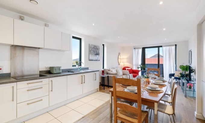 St. Dunstan's Apartment | Spacious 3-Bed Apartment in East London – Great for Families & Business Stays!
