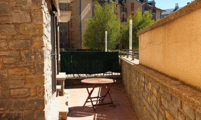 Jaca Apartment | Spacious 3-Bed Apartment with Garage & Pool in Jaca, Sleeps 6