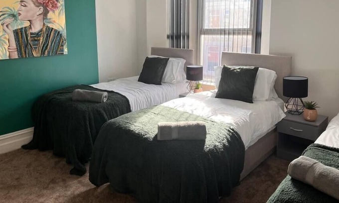 Warrington Other | Spacious 3 Bed City Centre House for Large Groups and Contractors with Free Wifi