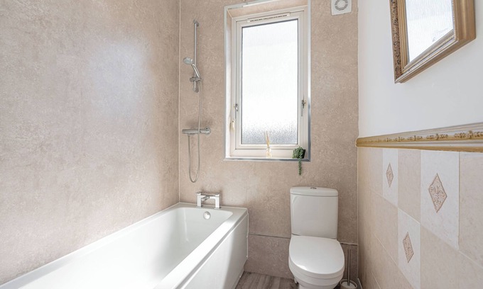 Inverkeithing Apartment | Spacious 3 bed flat near Edinburgh with free parking!