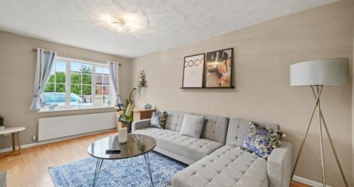 Wootton Apartment | Spacious 3-Bed Home Near M1, Sky TV & Netflix Included 2x Parking Spaces Garden Fast Wifi Contractors Travellers Relocators Leisure Welcome
