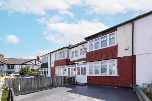 Haselbury House | Spacious 3-Bed Home with Garden