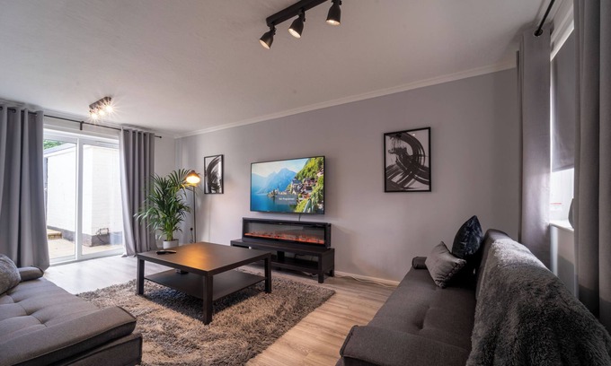 Little Hay House | Spacious 3 Bed House, 5mins to HS2/NEC/Airport.