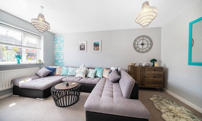 Coventry House | Spacious 3 bed house w/garden, parking, WiFi, TV
