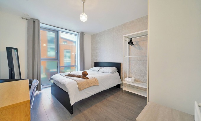 Stratford and New Town Apartment | Spacious 3 Bed in Stratford, London with Free Parking & Wi-Fi
