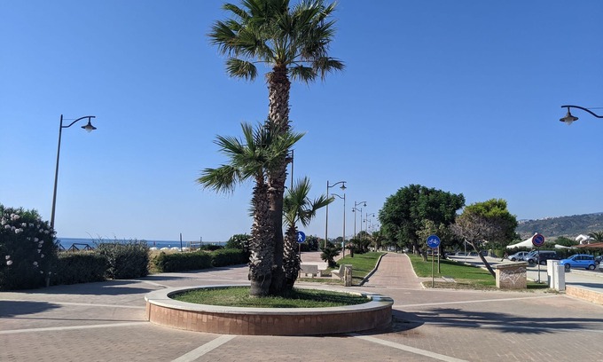 Marina di Davoli Apartment | Spacious 3 Bedroom Seaside Apartment - 5 min walk to beach!