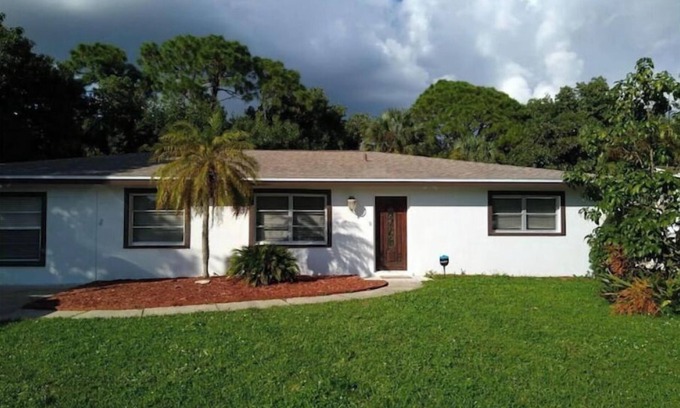 Fort Myers House | Spacious 3 bedroom house on a canal, minutes to historic downtown Fort Myers