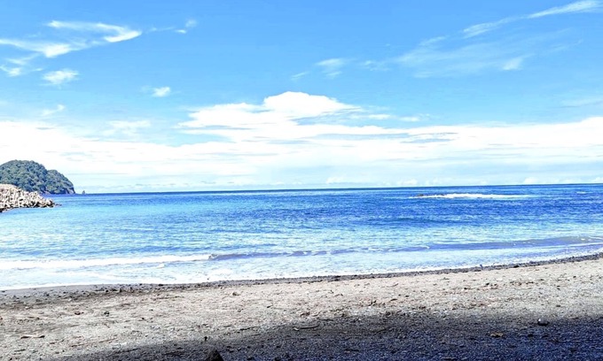 Herradura Apartment | Spacious 3-bedroom apartment in enjoyable Playa Herradura with WiFi, AC