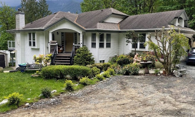 Lindell Beach House | Spacious 3 bedroom unit near the lake