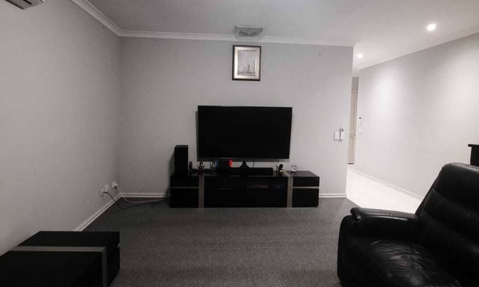South Morang House | Spacious 3-Bedroom Home, 5 Mins to Westfield, South Morang Station & Schools