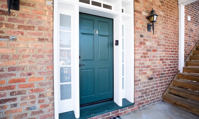 Staunton Apartment | Spacious 3 bedroom 2 Full bathroom apartment