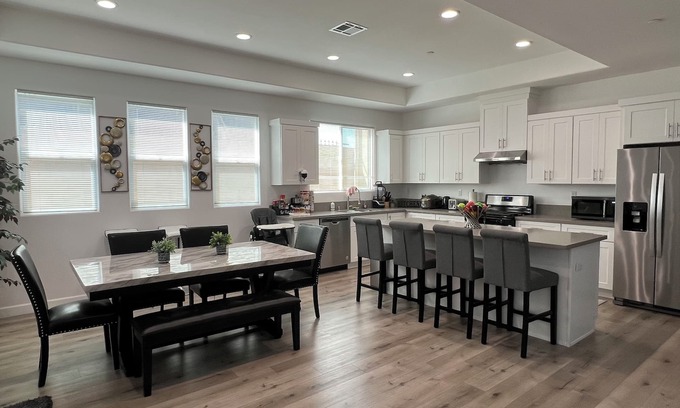 Riverview West House | Spacious 3 Bedroom 2.5 Bath with Jacuzzi Bathtub
