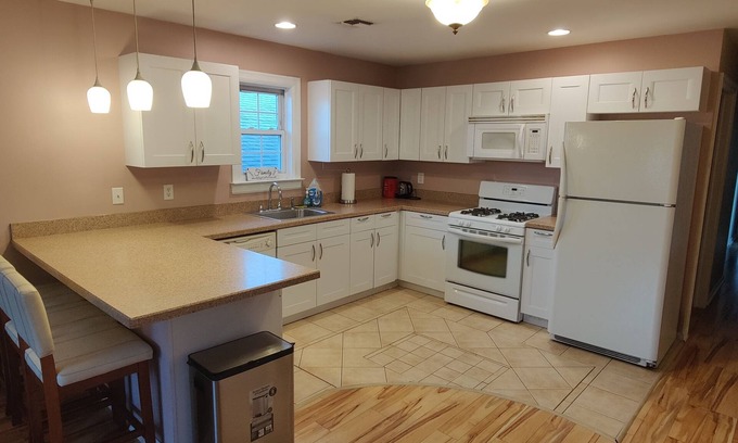 Constable Hook Apartment | Spacious 3 bedroom-2bathroom apt: 30 min from NYC