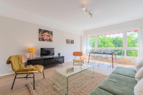 Lambersart Apartment | Spacious 3 bedroom apartment & private parking!