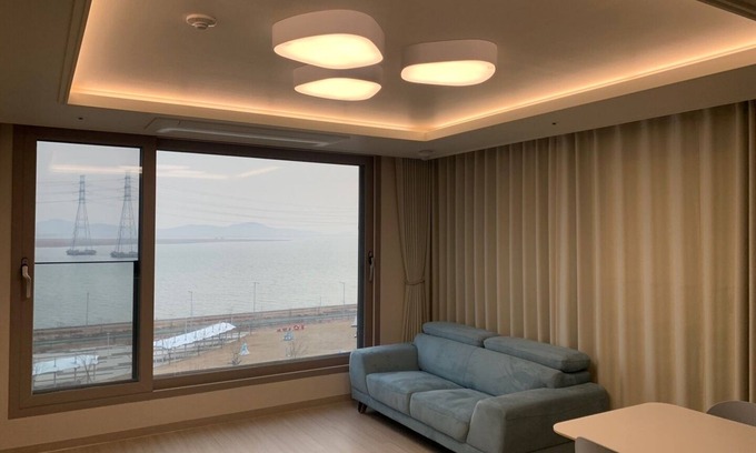 Siheung Apartment | Spacious 3-bedroom apartment with peaceful and beautiful ocean view