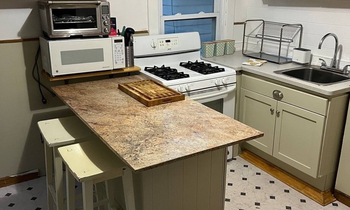 Syracuse Apartment | Spacious 3-bedroom apartment with WiFi, AC in Syracuse