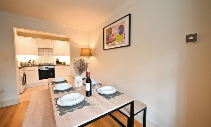 Redhill Apartment | Spacious 3-bedroom apartment in charming Redhill with WiFi