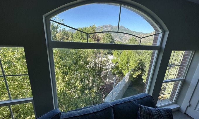 Layton Apartment | Spacious 3-bedroom apartment with pool, hot tub, and fitness room in Layton, UT