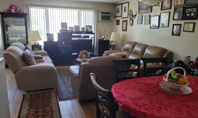 Queens Apartment | Spacious 3-bedroom apartment in charming Queens with AC, near to shopping, beach